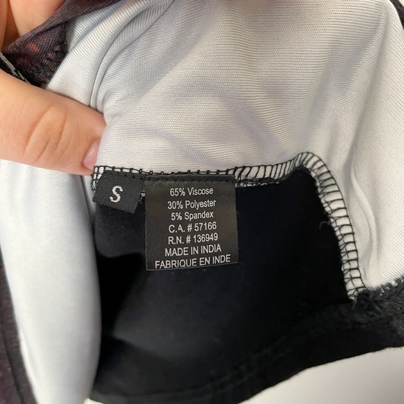 Tango Mango black sz. S geometric patterned top with zipper and mesh details - Picture 3 of 7